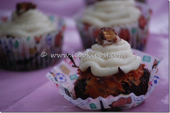 Chocolate Almond joy cupcakes (4) Chocolate Almond joy cupcakes (4)